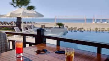 4 bares o lounges, 3 bares junto a la alberca, bar en la playa