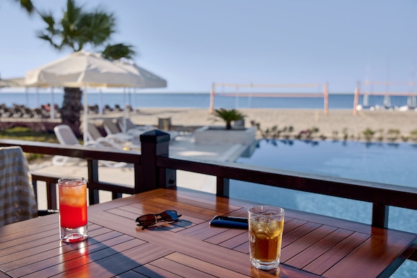 4 bars/lounges, 3 poolside bars, beach bar