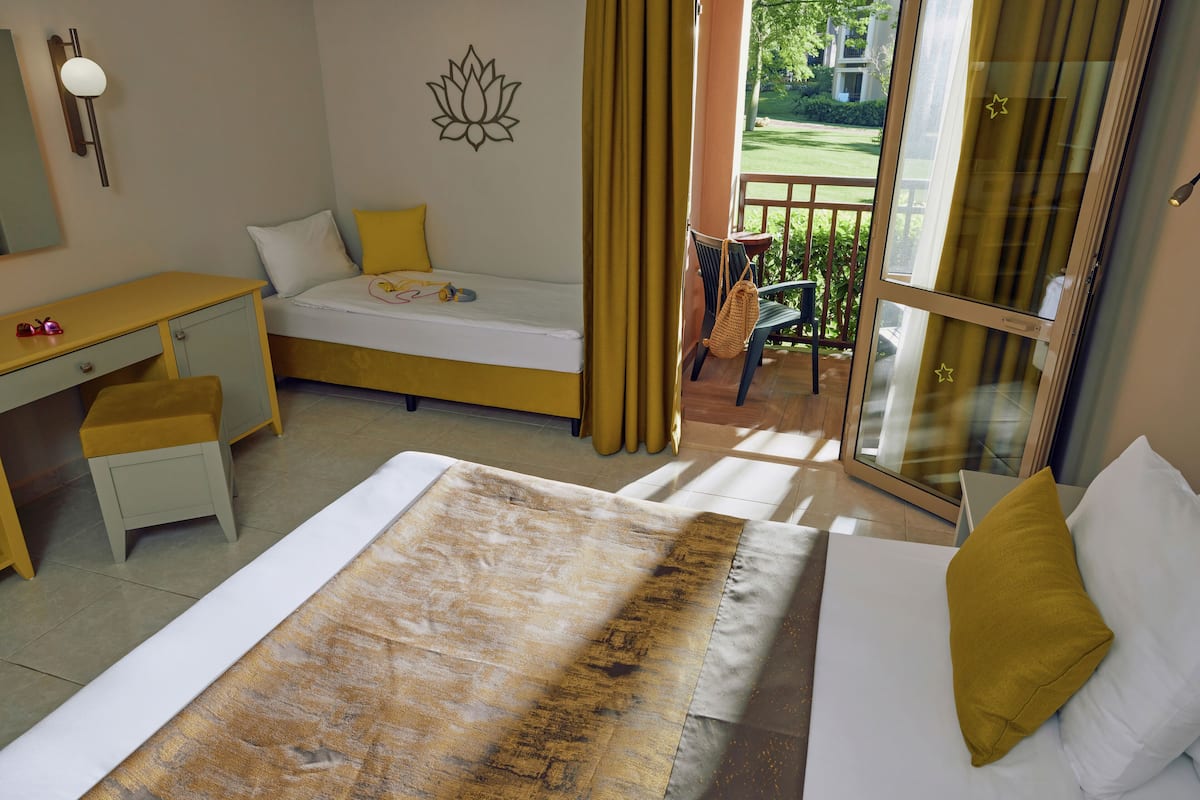 Standard Room | Free minibar items, in-room safe, desk, laptop workspace