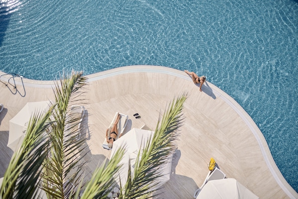 5 outdoor pools, pool umbrellas, sun loungers
