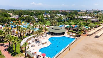 5 outdoor pools, pool umbrellas, pool loungers