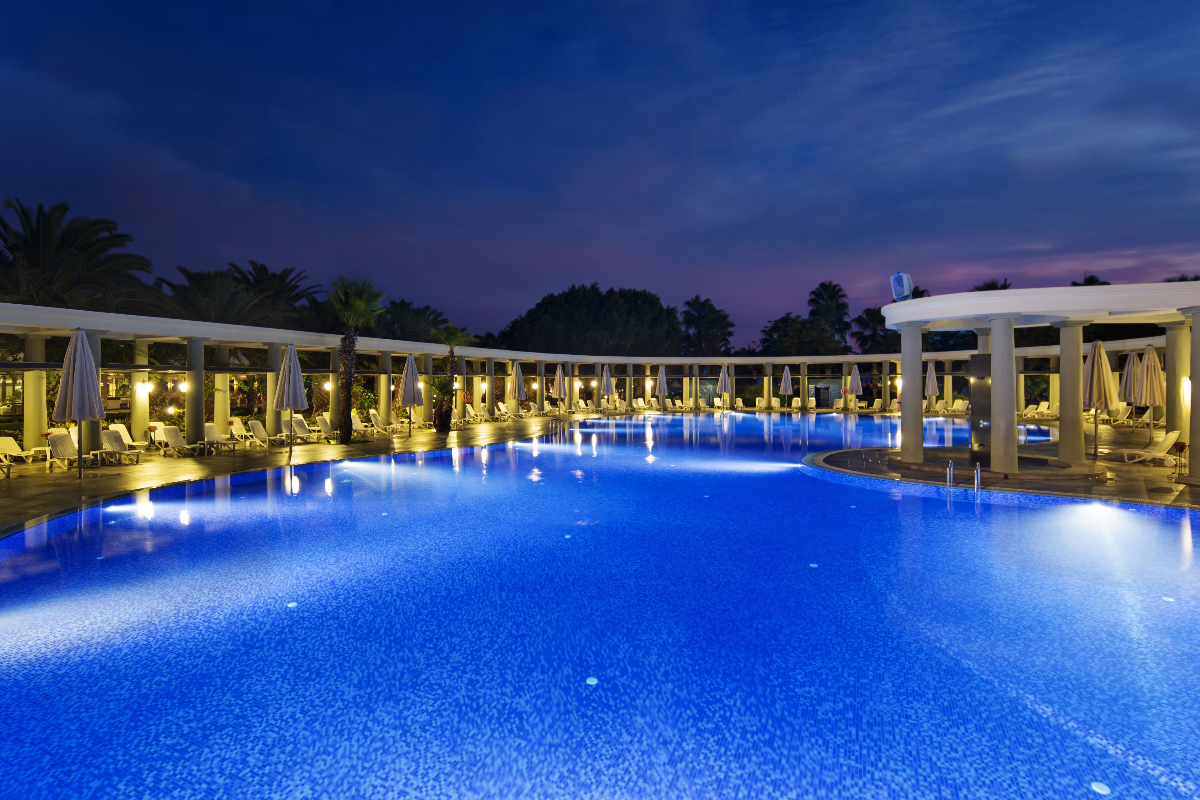5 piscinas al aire libre, sombrillas, sillones reclinables de piscina