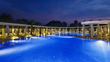 5 piscinas al aire libre, sombrillas, sillones reclinables de piscina