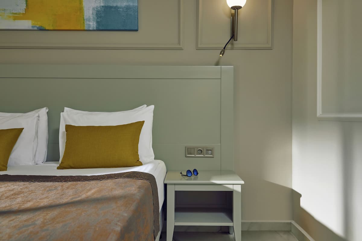 Artículos del minibar gratis y caja de seguridad en la habitación