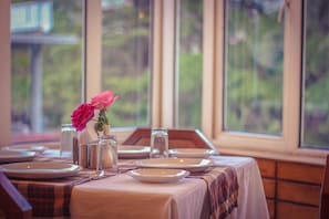 Dining - Golden Tulip Manali (Manali)