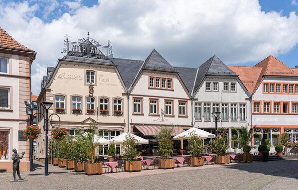 Ein historisches Gebäude mit einem Schild für 'Angel's' und 'Hotel am Fruchtmarkt'.