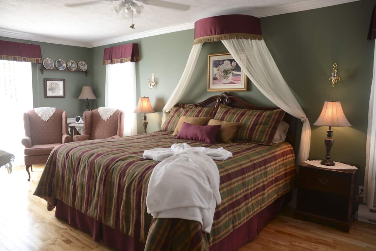 The Emerald Room | Individually decorated, individually furnished, desk, soundproofing