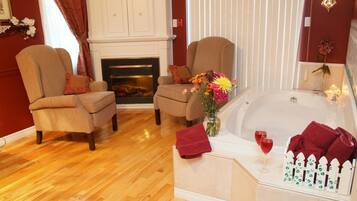 Combined shower/bathtub, free toiletries, bathrobes, towels