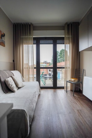 Apartamento superior, 2 quartos, terraço | Área de estar | Smart TV 32 polegadas com canais digitais