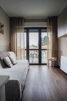 Apartamento superior, 2 habitaciones, terraza | Zona de estar | Smart TV de 32 pulgadas con canales digitales