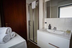 Superior Loft, Kitchenette | Bilik Mandi | Pancuran mandi, pengering rambut, bidet, tuala disediakan 