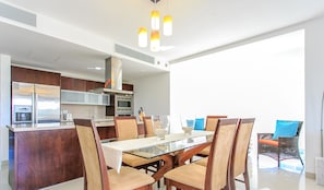 Condo luxo, 2 quartos, para não fumantes, banheira de hidromassagem | Sala de jantar