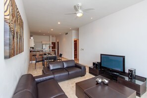 Condo Confort, 2 habitaciones, cocina, vista a la playa (Condo Zanzibar) | Área de sala de estar | Televisión de pantalla plana 