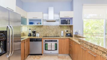 Appartement | Privékeuken | Een koelkast met diepvriezer, een microgolfoven, een oven
