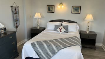 Room, 1 Queen Bed, Balcony, Ocean View | 1 bedroom, individually decorated, soundproofing, iron/ironing board