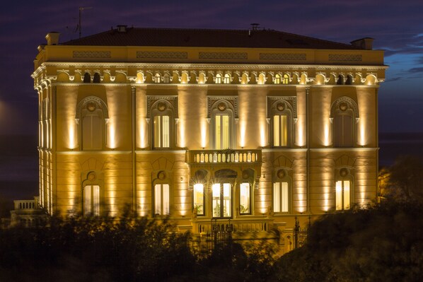 Voorkant accommodatie - avond/nacht