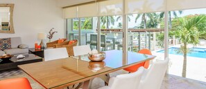 Family Condo | Ruang makan