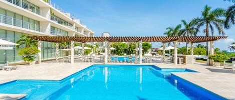 2 piscines extérieures, chaises longues