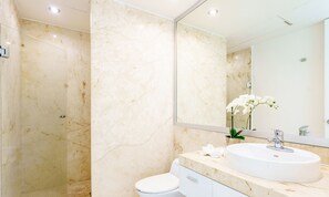 Apartamento de diseño | Baño | Ducha y cabezal de ducha tipo lluvia