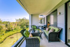 Appart'hôtel Classique, 2 chambres, balcon, vue golf (Albatross) | Terrasse/Patio