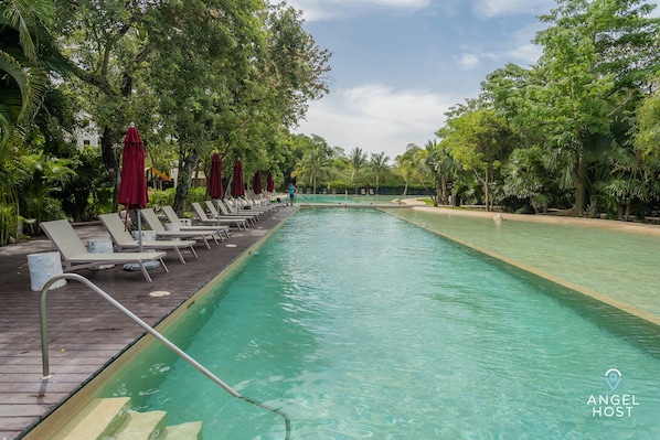 2 개의 야외 수영장, 일광욕 의자