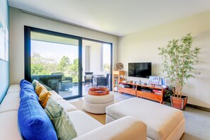 Apartamento clásico, 2 habitaciones, balcón, vistas al campo de golf (Albatross) | Zona de estar | Televisión de pantalla plana de 32 pulgadas con canales por satélite