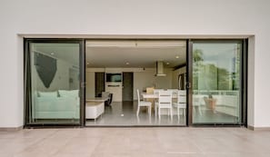 아파트, 침실 3개, 테라스 | 거실 공간 | 위성 채널 시청이 가능한 32인치 평면 TV