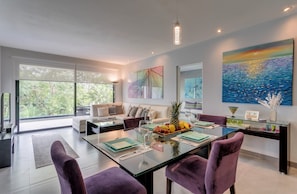 Apartamento Deluxe, 2 habitaciones, balcón, vistas al campo de golf (Hole In One Condo) | Zona de estar | Televisión de pantalla plana de 32 pulgadas con canales por satélite