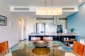 클래식 콘도, 침실 2개, 발코니, 골프장 전망 (Albatross) | 객실 내 식사 공간