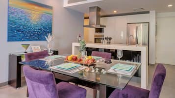 Condo Deluxe, 2 habitaciones, balcón, vista al campo de golf (Hole In One Condo) | Servicio a la habitación