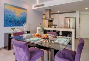 Deluxe Condo, 2 Bedrooms, Balcony, Golf View (Hole In One Condo) | In-room dining - NICK PRICE by Stella Rentals (Playa del Carmen)