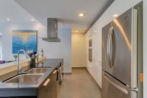 디럭스 콘도, 침실 2개, 발코니, 골프장 전망 (Hole In One Condo) | 전용 주방 | 대용량 냉장고, 전자레인지, 쿡탑, 조리 도구/접시/주방 기구