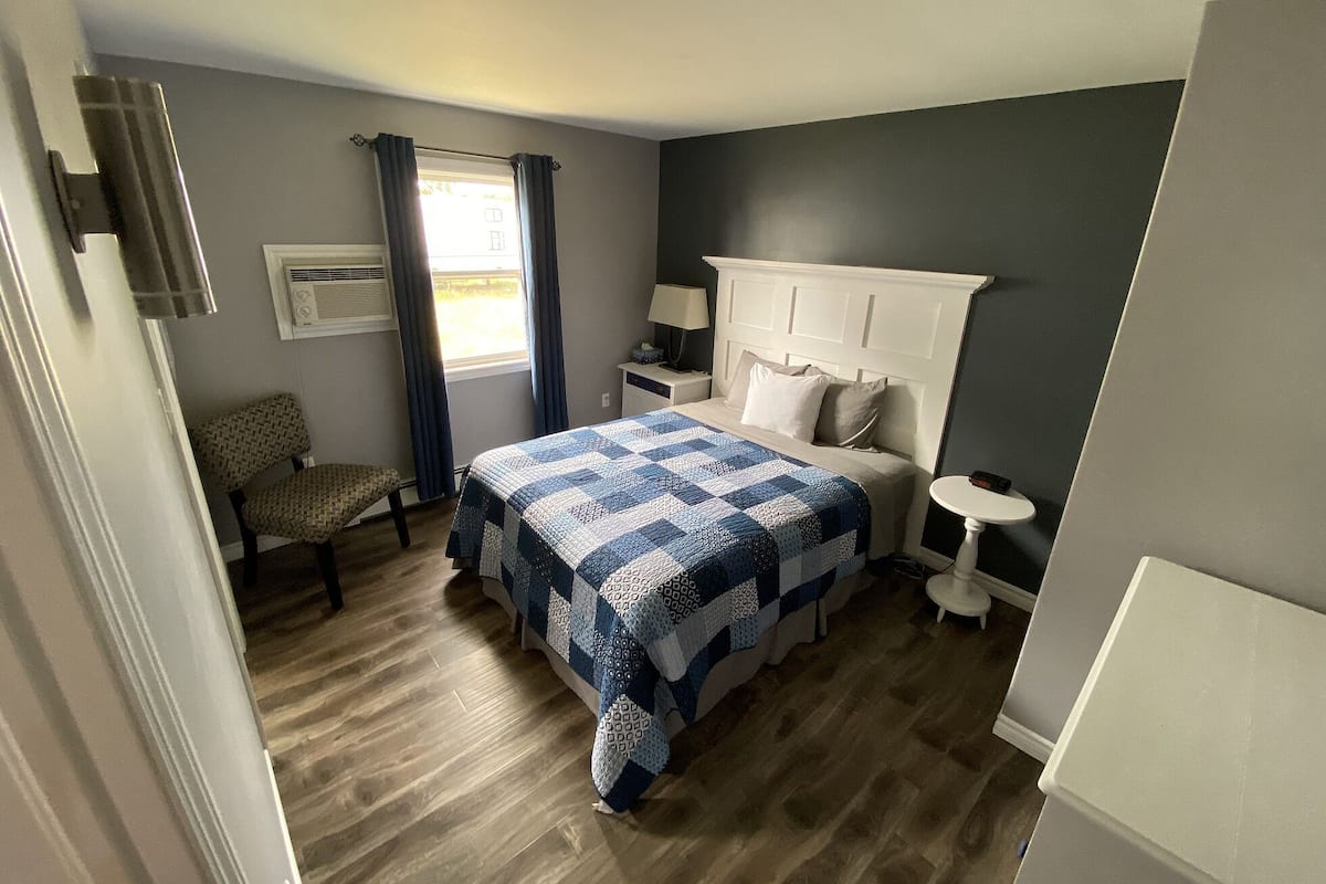 1 habitación, tabla de planchar con plancha y camas extra gratis