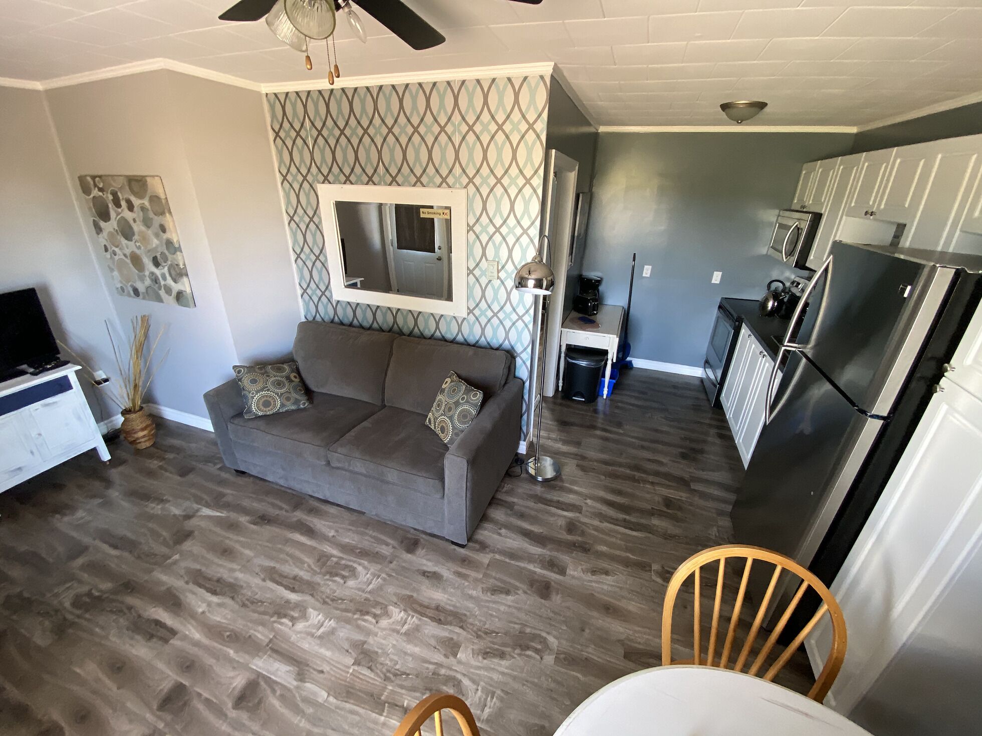 room #3 signature apartment, 1 bedroom | living area | 32-inch flat-screen tv with cable channels, tv