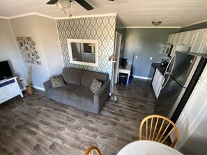 Signature Apartment, 1 Bedroom | Ruang tamu | 32 inci televisyen skrin rata dengan kabel, TV 