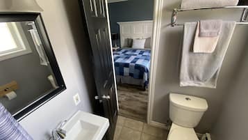 Appartement Signature, 1 chambre | Salle de bain | Ensemble baignoire-douche, séchoir à cheveux, serviettes fournies