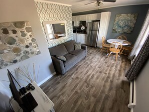 Room #3 Signature Apartment, 1 Bedroom | Living area | 32-inch flat-screen TV with cable channels, TV - Pines Motel (Rustico)
