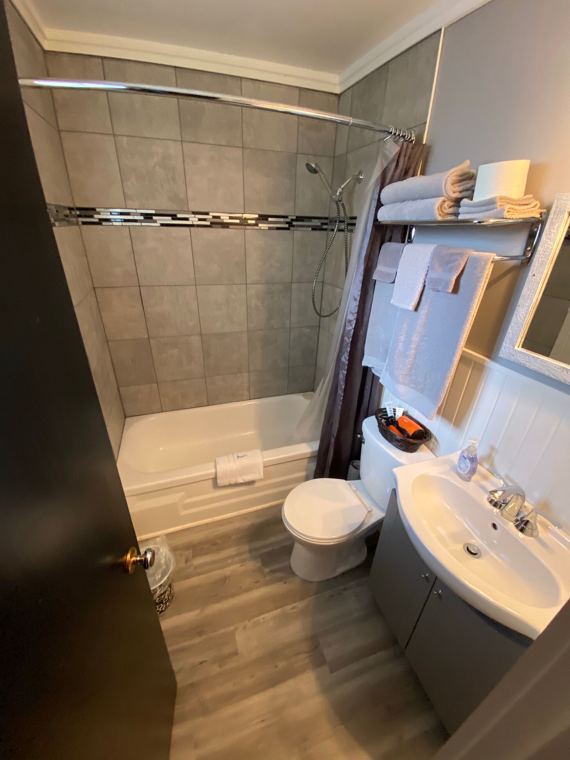 room #7 standard room, 2 double beds | bathroom | combined shower/bathtub, hair dryer, towels