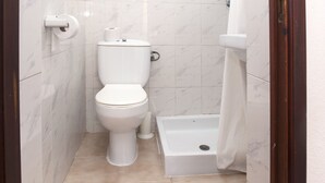 Chambre double | Salle de bain | Douche, serviettes fournies