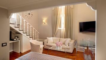 Studio, dans les dépendances (su 2 livelli, Via Frattina 17) | Coin séjour | Télévision