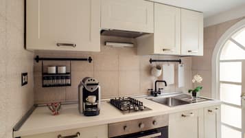 Studio, dans les dépendances (su 2 livelli, Via Frattina 17) | Cuisine privée