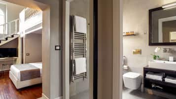 Studio, dans les dépendances (su 2 livelli, Via Frattina 17) | Salle de bain | Douche, articles de toilette gratuits, peignoirs, serviettes fournies