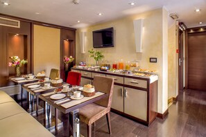 Breakfast buffet - Les Fleurs Luxury House (Rome)