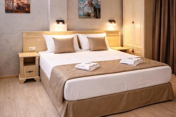 Standard Double Room | Bar mini, meja, ruang kerja komputer riba, kalis bunyi