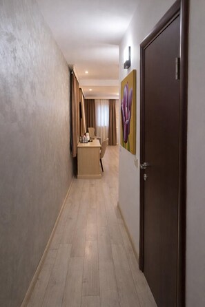 Apartamento família, 1 quarto | Frigobar, escrivaninha, espaço de trabalho para notebook