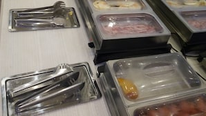 Ein reichhaltiges Buffet mit verschiedenen Speisen und Besteck.