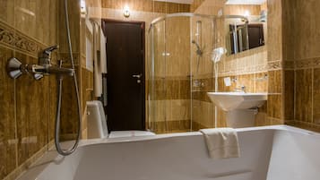 Estudio estándar | Baño | Artículos de higiene personal gratuitos, secador de pelo y toallas