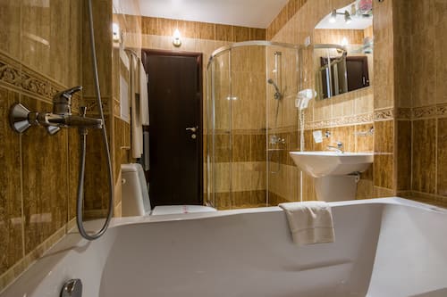 Estudio estándar | Baño | Artículos de higiene personal gratuitos, secador de pelo y toallas