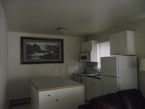 Suite, 1 Bedroom, Kitchen | Private kitchen | Fridge, coffee/tea maker - Stratford Motel (Whitehorse)