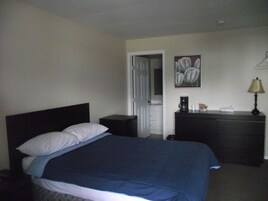 Quarto, geladeira | Escrivaninha, espaço de trabalho para notebook, cortinas blackout